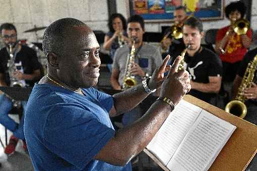 Maestro cubano requisitado por nomes como Chucho ValdÃ©s e Omara Portuondo, JoaquÃ­n Betancourt faz concerto hoje em BrasÃ­lia com big band do Curso de VerÃ£o da Escola de MÃºsica