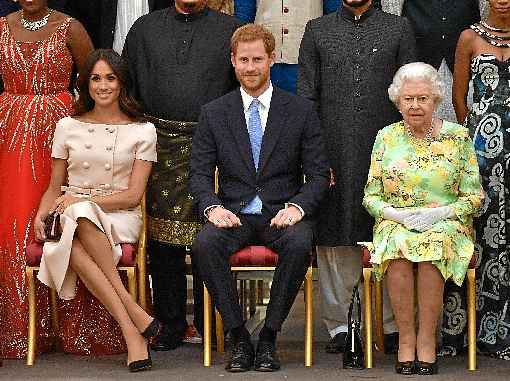 Harry (C)  e a mulher, Meghan (E), surpreenderam a rainha Elizabeth II (D) com a decisÃ£o de abandonar funÃ§Ãµes