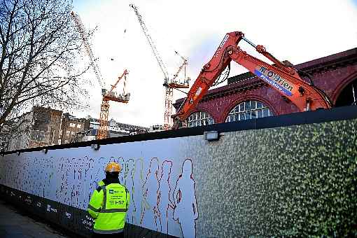 OperÃ¡rio ao lado de canteiro de obras do trem de alta velocidade, na estaÃ§Ã£o ferroviÃ¡ria de London Euston, em Londres: estrangeiros sob escrutÃ­nio