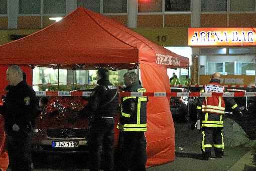 Socorristas em frente ao local onde ocorreu um dos tiroteios, em Hanau