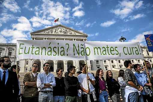 ManifestaÃ§Ã£o de ONGs e de catÃ³licos em frente ao prÃ©dio do Parlamento: morte assistida Ã© tabu na sociedade