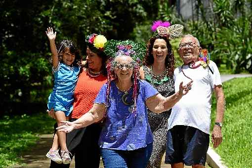 A tia MercÃªs Parente ensinou a famÃ­lia toda a gostar dos festejos de momo