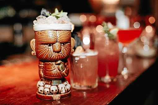 Drink Hawaiian Sunset, em homenagem Ã  mÃºsica de Elvis, e com sabor Ã  base de rum