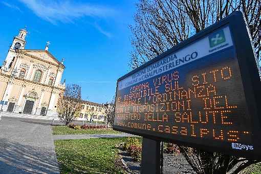 Na entrada da vila italliana de Casalpusterlengo, perto de MilÃ£o, a advertÃªncia sobre o COVID-19