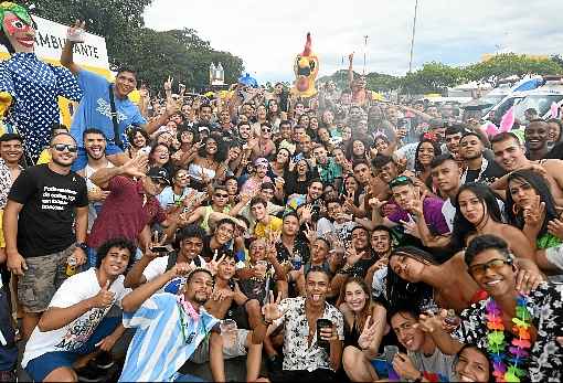 Os organizadores do Galinho lamentaram a mudanÃ§a de local do bloco - tradicionalmente, desfilava entre a 201 Sul e o Setor de Autarquias -, mas usaram o som de marchinhas e do frevo para animar a festa