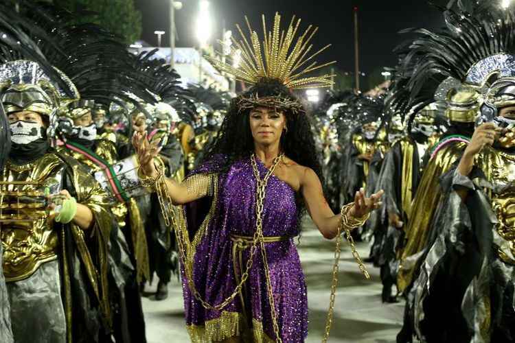 um desfile de carnaval