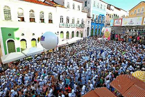 O tradicional bloco AfoxÃ© Filhos de Ghandy levou mensagem de paz Ã  Festa de Momo no Largo do Pelourinho