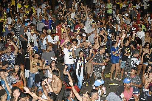 Os foliÃµes dos Raparigueiros se concentraram no EstÃ¡dio Nacional ManÃ© Garrincha depois de saÃ­rem da Torre de TV e passarem pelo Eixo Monumental