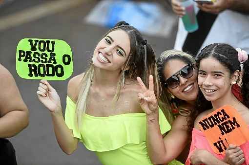 O segundo dia do carnaval brasiliense teve desfile de beijo apaixonado, plaquinhas irreverentes, brincadeiras com o dÃ³lar nas alturas, crianÃ§ada e pet fantasiado. Na festa de Momo, a diversÃ£o deu o tom