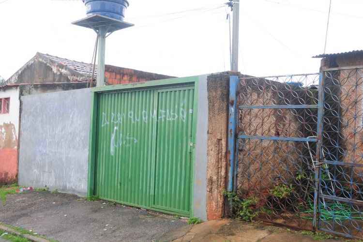 Fachada da casa que pegou fogo na noite deste domingo