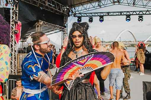 FoliÃµes vestidos de mulher deixaram de ser uma inocente transgressÃ£o. HÃ¡ quem teorize que se trata de uma atitude machista e desrespeitosa