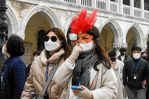 Turistas usam mÃ¡scaras protetoras em Veneza, onde as autoridades cancelaram os dois Ãºltimos dias de carnaval: situaÃ§Ã£o preocupa toda a Europa