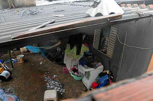 Casa localizada na QR 425 ficou parcialmente destruÃ­da. Vizinhos quebraram parte do telhado para auxiliar no combate Ã s chamas