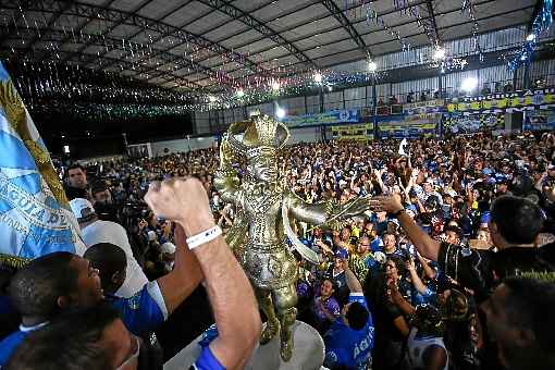 Integrants da escola comemoram conquista inÃ©dita: tema do enredo, educador foi criticado por Bolsonaro