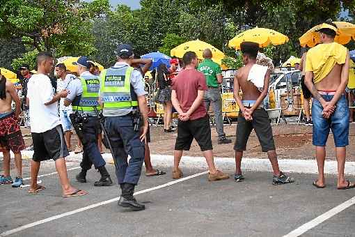 Policiais revistam foliÃµes no bloco Maria Vaicasoutras, na Funarte. Tipo de delito mais comum foi o de furto