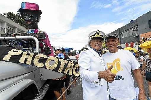 A chuva deu trÃ©gua, o Sol apareceu (mesmo tÃ­mido) e o Ãºltimo dia de carnaval levou milhares de foliÃµes Ã s ruas do Distrito Federal. Perucas, chapÃ©us, mÃ¡scaras, tiaras e maquiagens coloridas revelaram o lado criativo do brasiliense, que encheu de alegria a despedida da folia