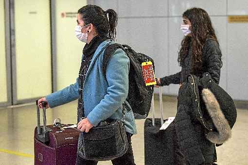 Passageiros desembarcam em Guarulhos, vindos do exterior, com mÃ¡scaras para prevenirem contaminaÃ§Ã£o