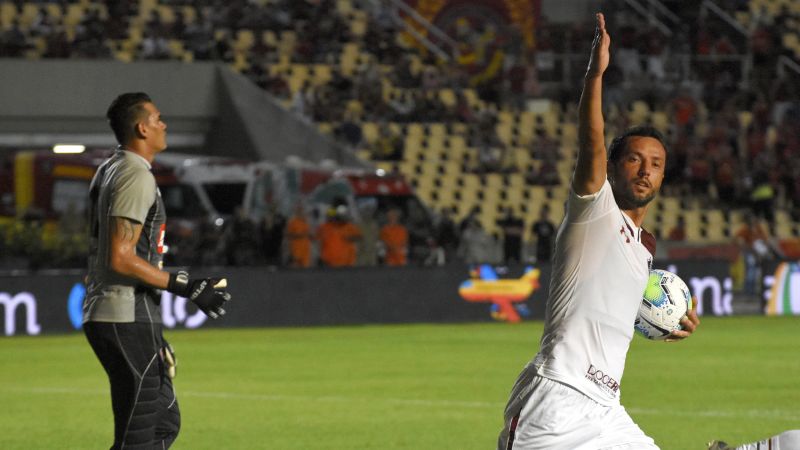 Com um gol de pÃªnalti e outro de falta, NenÃª foi o herÃ³i tricolor:  na prÃ³xima fase, duelo com o Botafogo-PB