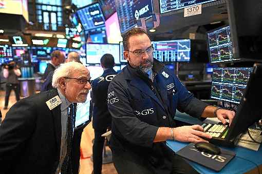 Na Bolsa de Nova York, operadores conferem os Ã­ndices de baixa. Wall Street pode ter a pior semana desde a crise financeira de 2008