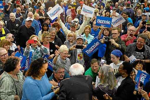 Bernie Sanders cumprimenta simpatizantes durante comÃ­cio em Myrtle Beach, na Carolina do Sul: estado realizarÃ¡ as primÃ¡rias amanhÃ£