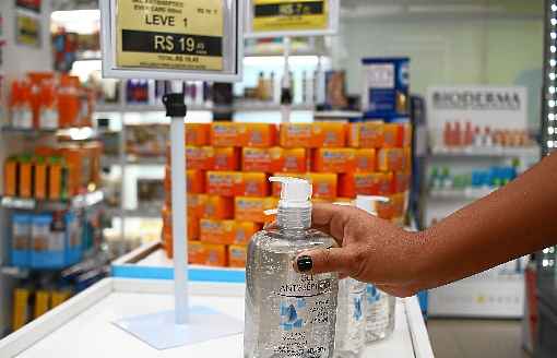 Higienizar as mÃ£os com Ã¡lcool em gel Ã© uma das aÃ§Ãµes preventivas