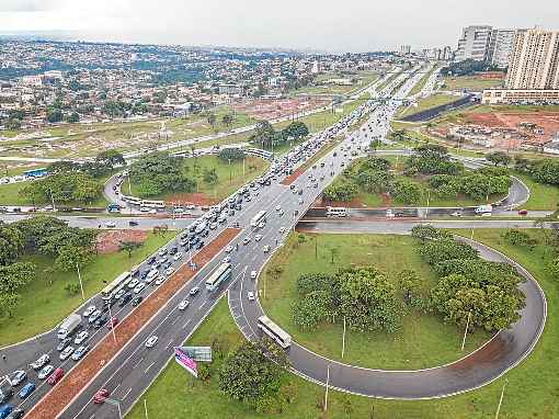 De acordo com o GDF, ampliaÃ§Ã£o custou cerca de R$ 5 milhÃµes. Alargamento criou 11 faixas nos dois sentidos