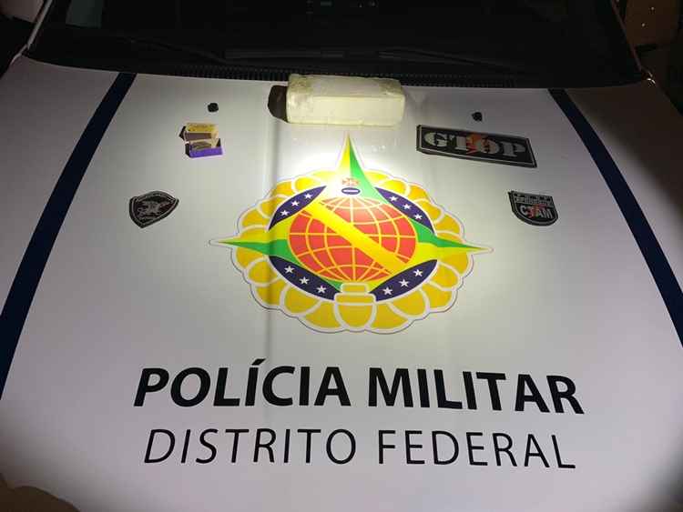 foto mostra cocaÃ­na em cima do capÃ´ de uma viatura da polÃ­cia militar