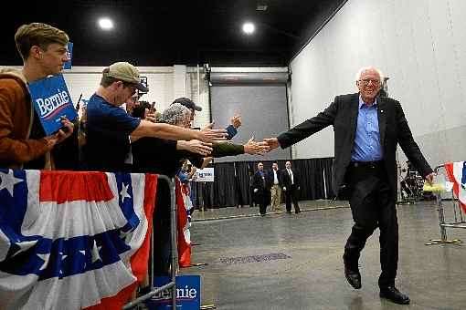 Bernie Sanders, 78 anos, senador de Vermont, cumprimenta simpatizantes durante comÃ­cio em Myrtle Beach, na Carolina do Sul: favorito