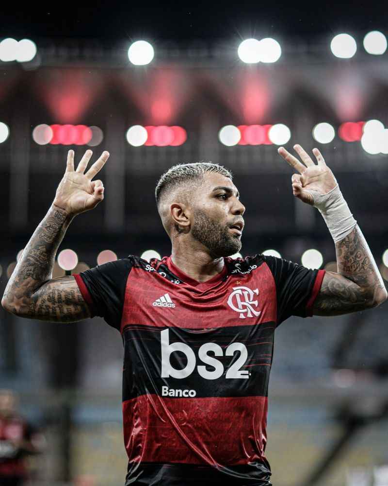 Gabriel Barbosa comemora os trÃªs gols que marcou no MaracanÃ£: artilharia isolada do estadual