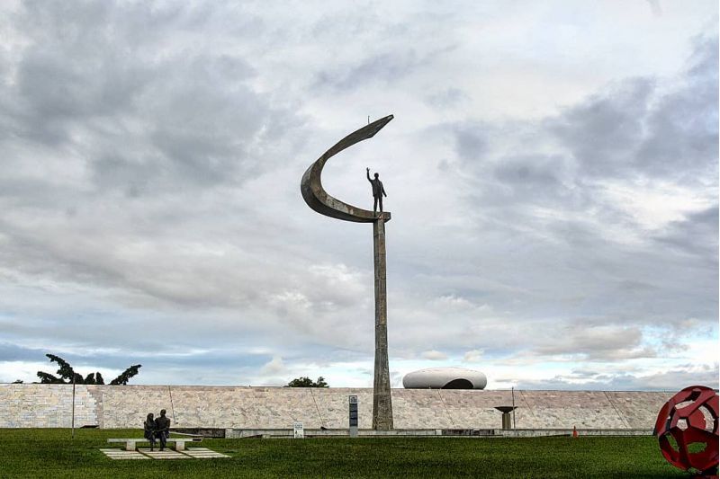 foto tirada no Memorial JK mostra o cÃ©u nublado