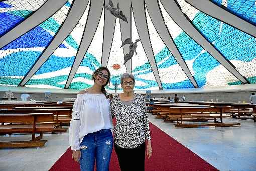 Aos 89 anos, Doralice Dutra (direita) frisa a necessidade de ter precauÃ§Ã£o