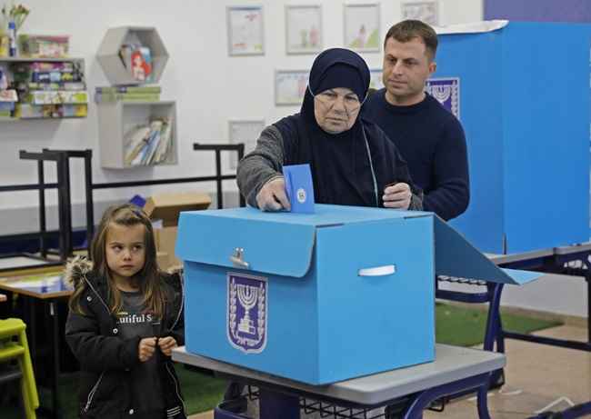 Israelenses estavam votando pela terceira vez em 12 meses hoje (02/3), com o primeiro-ministro Benjamin Netanyahu em apuros tentando terminar crise polÃ­tica do paÃ­s e salvar sua carreira.