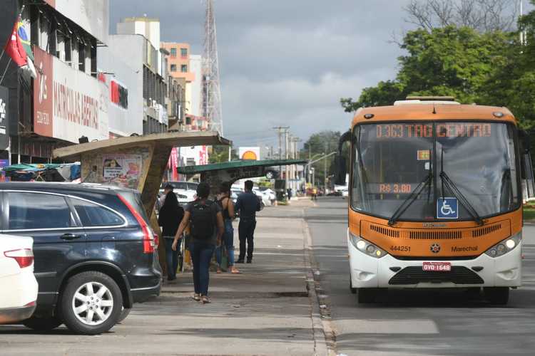 Jovem Ã© assaltado em parada de Ã´nibus de Taguatinga