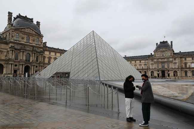 O museu de Paris insistiu que o fechamento nÃ£o era necessÃ¡rio em resposta aos temores do vÃ­rus, que se espalhou para mais de 60 paÃ­ses depois de surgir na China no final do ano passado.