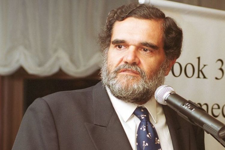 homem falando a um microfone