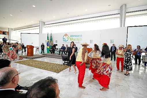 No lanÃ§amento do programa Abrace MarajÃ³, a primeira-dama, Michelle Bolsonaro, danÃ§ou carimbÃ³