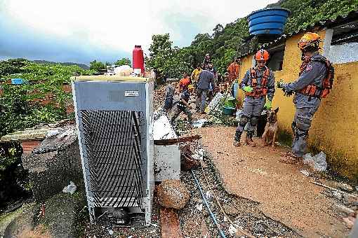 No Morro do Macaco, o pouco que se salvou do deslizamento estÃ¡ inutilizado