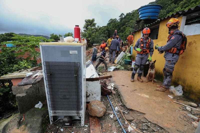 Buscas dos bombeiros no GuarujÃ¡