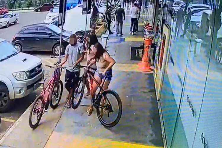 Momento em que trÃªs integrantes da quadrilha levam as bicicletas dos funcionÃ¡rios de padaria