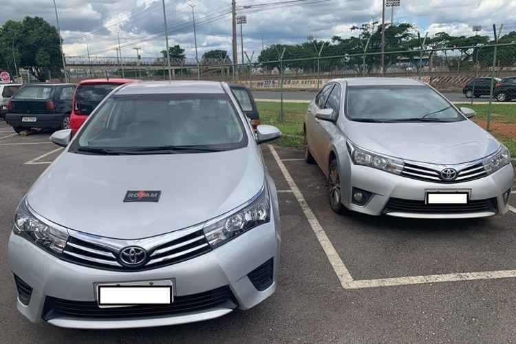 Ã€ esquerda, o carro clonado dirigido pelo menor