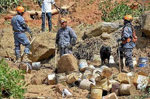 Bombeiros trabalham na remoÃ§Ã£o da lama e na busca de desaparecidos no Morro do JoÃ£o Guarda, no GuarujÃ¡