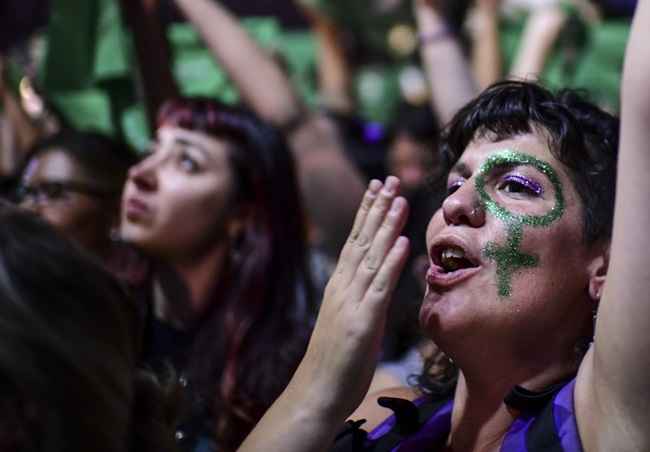 Em 19 de fevereiro milhares de mulheres foram as ruas exigindo a descriminalizaÃ§Ã£o do aborto enquanto protestam no Congresso Nacional da Argentina em Buenos Aires.