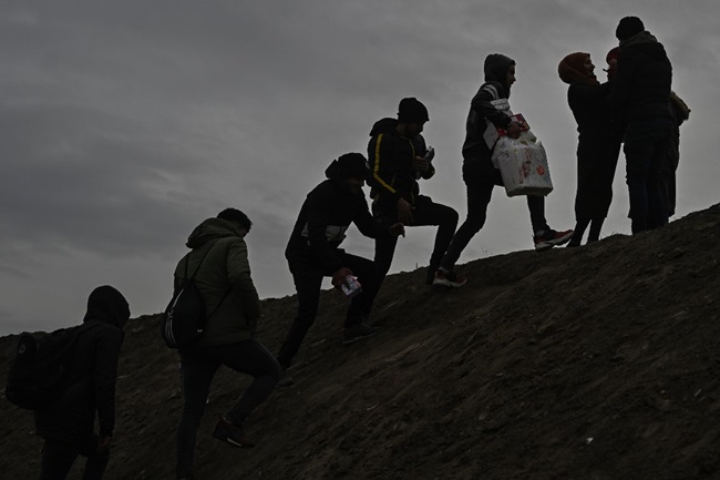 A UE se esforÃ§ou para responder ao aumento de migrantes na fronteira grega, onde as autoridades dizem que cerca de 24.000 foram impedidas de entrar entre 29 de fevereiro e 2 de marÃ§o de 2020.