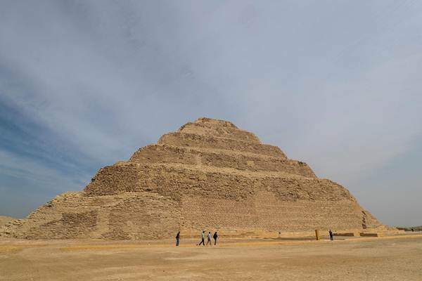 A pirÃ¢mide Ã© localizada em SacarÃ¡, sul do Cairo, com 4.700 anos