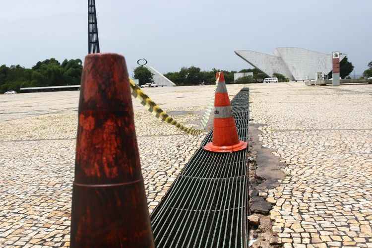 ReposiÃ§Ã£o das pedras portuguesas do calÃ§amento comeÃ§am nesta sexta-feira (6/3)