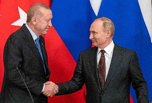 Putin (D), anfitriÃ£o do encontro, cumprimenta Erdogan  pelo acordo que deve pÃ´r fim a semanas de bombardeios: fuga em massa de sÃ­rios e dezenas de mortos