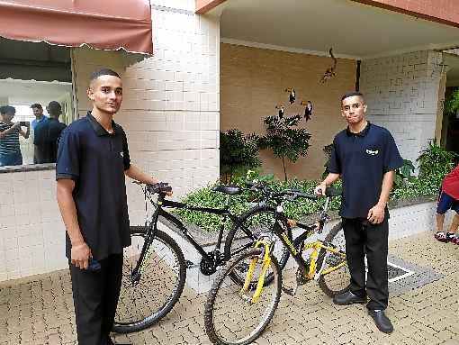 Os gÃªmeos Iuri (E) e Igor Pinheiro receberam as novas bikes doadas