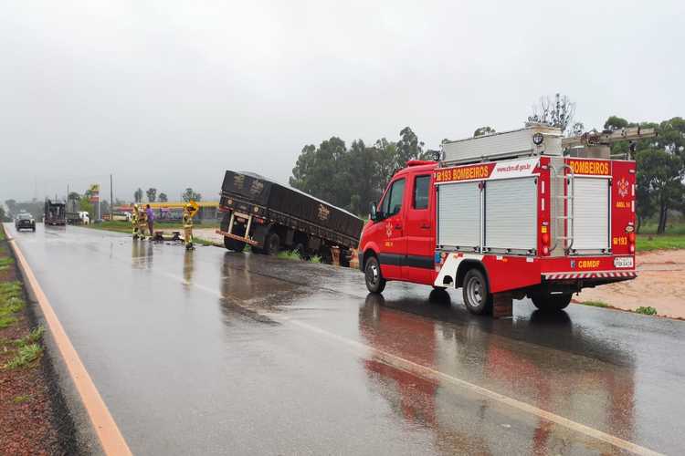 Duas carretas colidem em BR-080