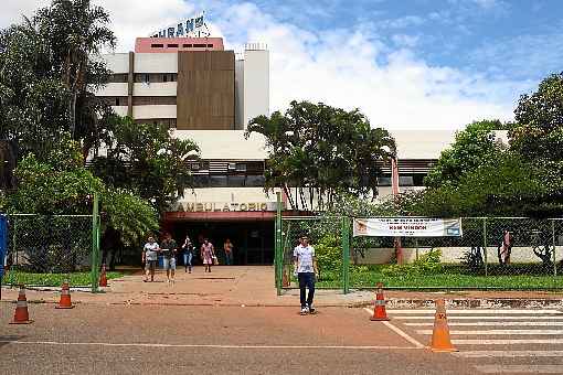 A paciente de 52 anos que teve exame com resultado positivo para coronavÃ­rus foi transferida na quinta-feira para o Hospital Regional da Asa Norte (Hran): viagem para a Europa