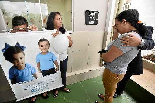 A mÃ£e das crianÃ§as, Romaria, participou da inauguraÃ§Ã£o de dois espaÃ§os que levam o nome dos filhos